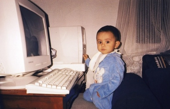 Ángel de pequeño con una computadora