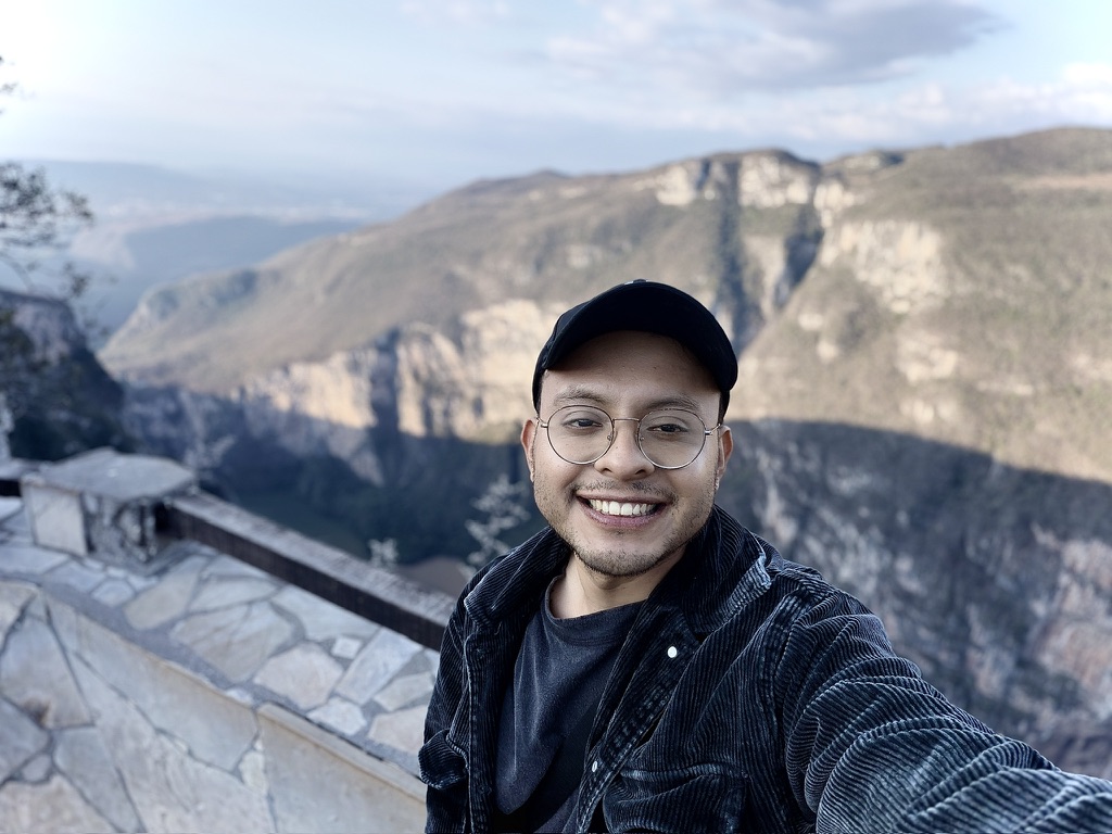 Ángel Villafuerte explorando